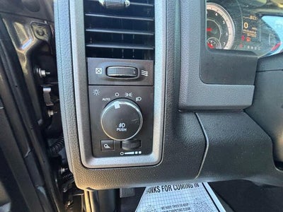 2017 RAM 1500 Express 4x4 Crew Cab 5'7" Box