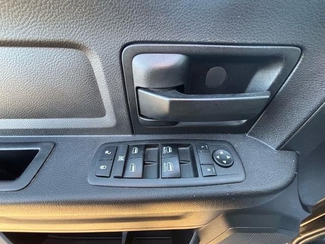 2017 RAM 1500 Express 4x4 Crew Cab 5'7" Box