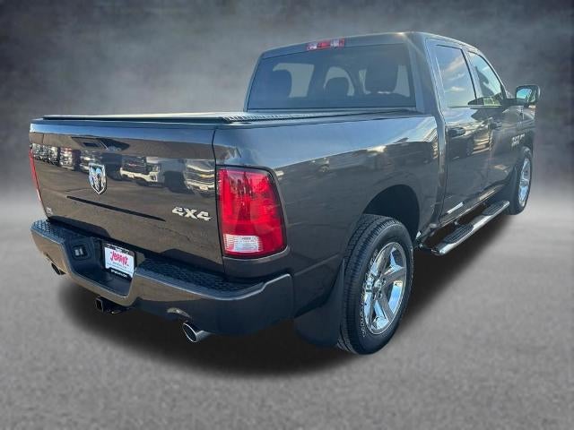 2017 RAM 1500 Express 4x4 Crew Cab 5'7" Box